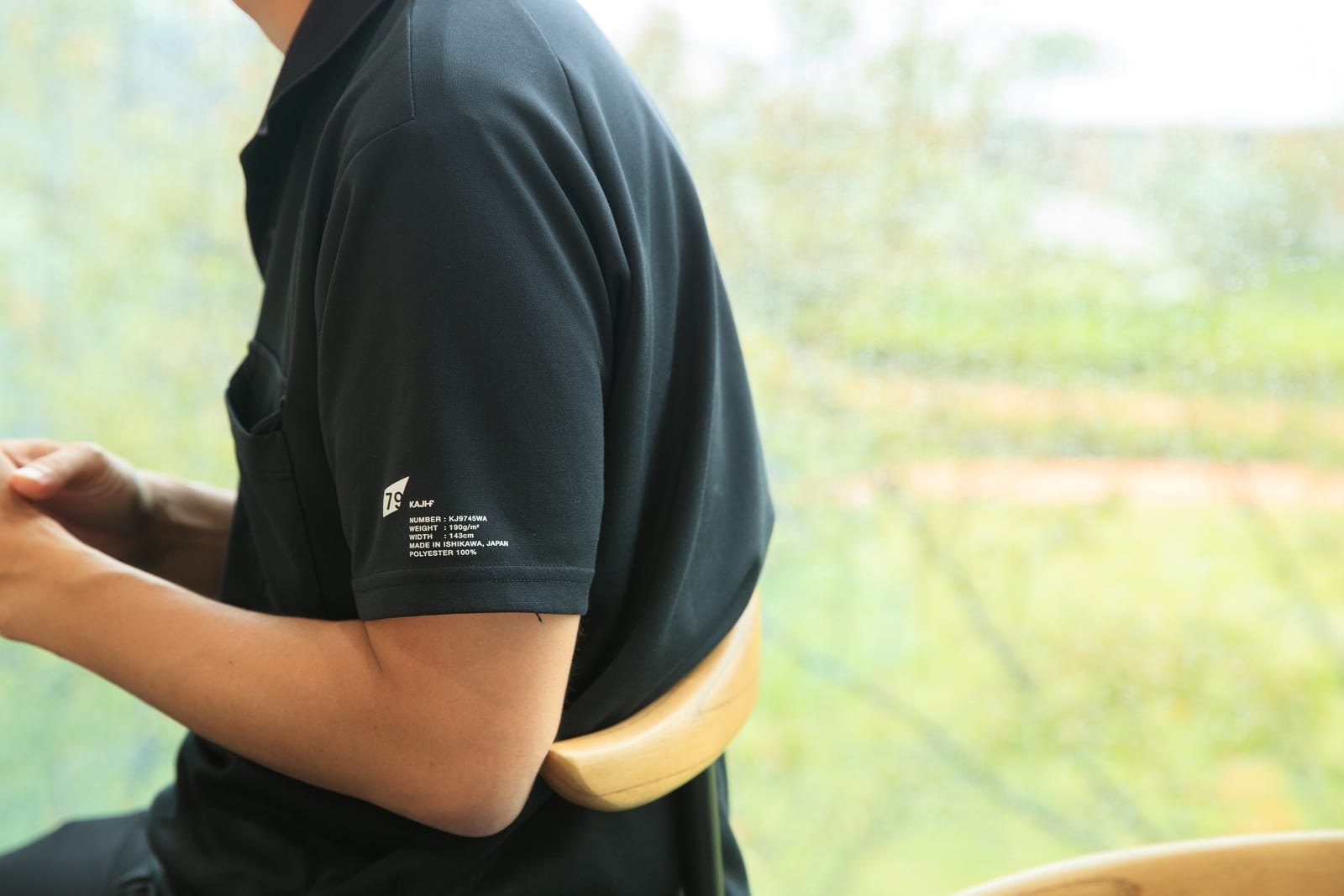KAJI GROUPのロゴが入ったシャツ