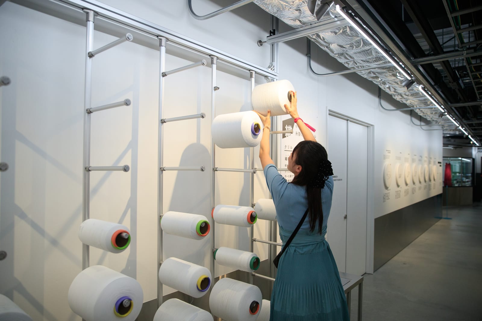 重い糸巻きの設置を体験する展示