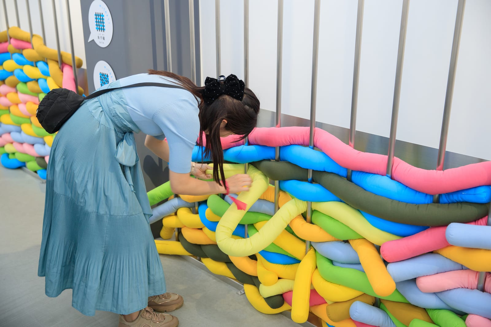 身体を使って織りの仕組みを学ぶ展示