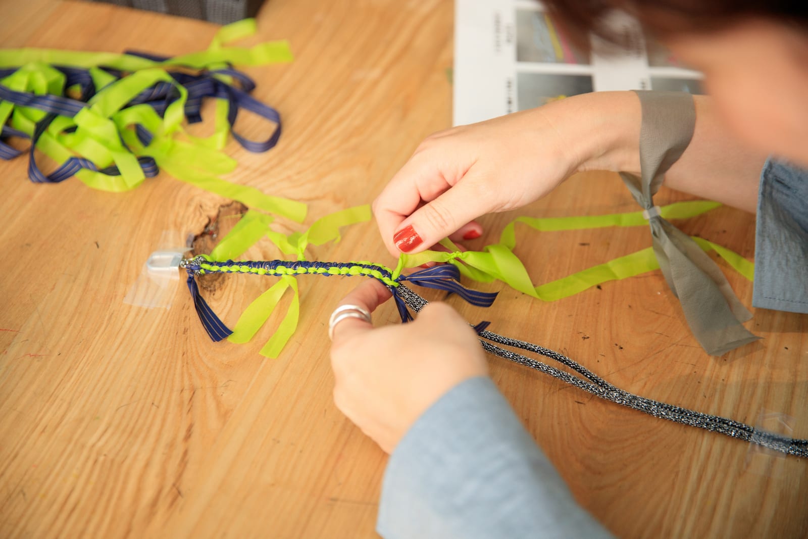 端材でストラップを作る手元