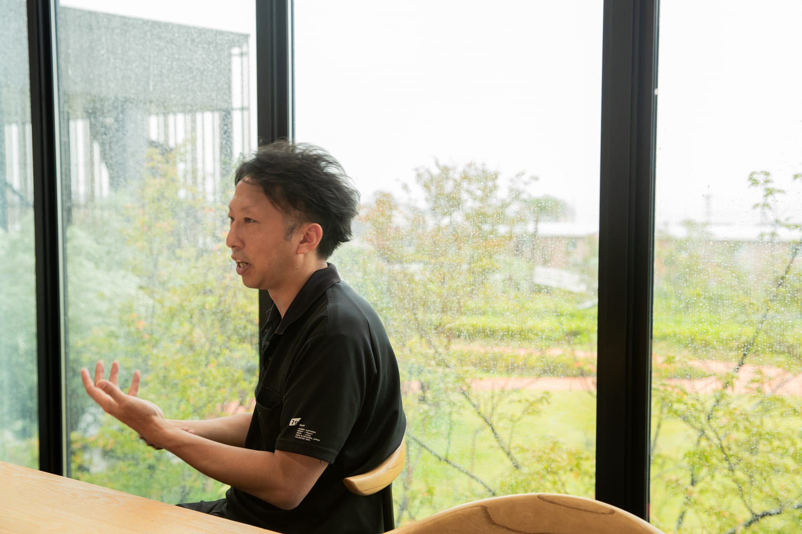 繊維産業について語る砂山さん