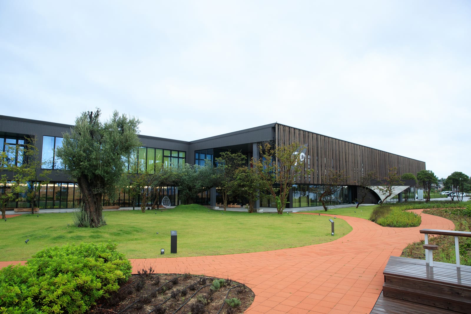 KAJI FACTORY PARKの建物と公園